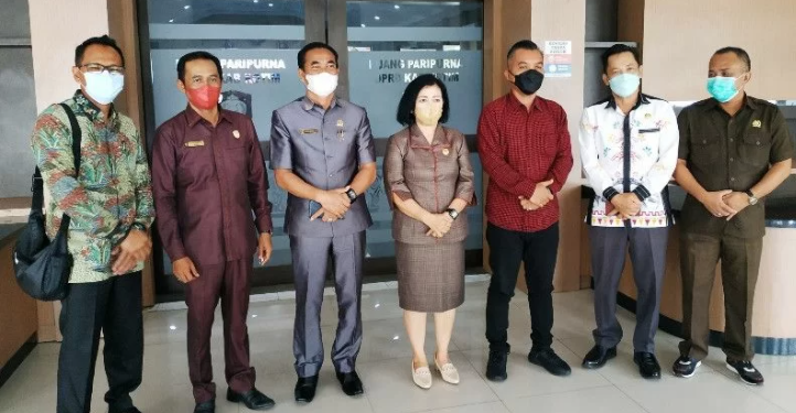 Ketua DPRD Kotawaringin Timur Rinie berdampingan dengan Ketua DPRD Katingan Marwan Susanto dan Ketua DPRD Seruyan Zuli Eko Prasetyo yang datang berkunjung ke Sampit, Senin (18/10/2021). ANT/IST