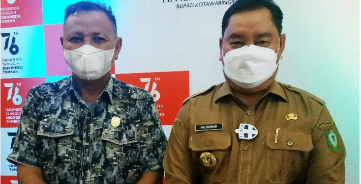 Bupati Halikinnor dan Wakil Ketua DPRD Rudianur saat memberikan keterangan terkait pemberlakuan Perda tentang Protokol Kesehatan, Kamis (19/8/2021). ANT/IST