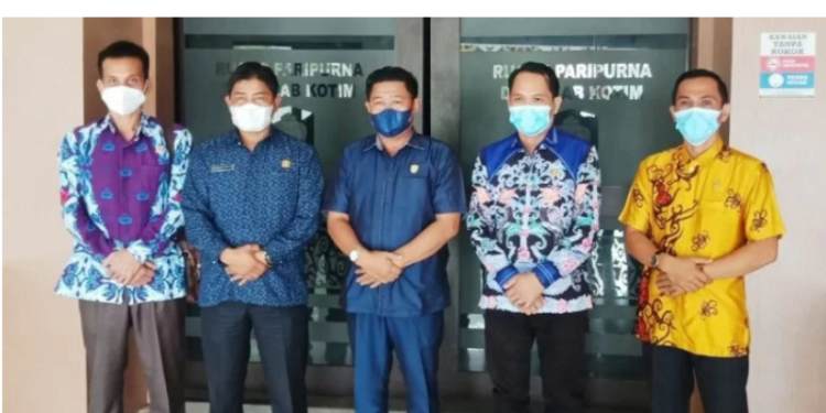 Wakil Ketua II DPRD Kabupaten Kotawaringin Timur Hairis Salamad (tengah) menerima kunjungan rombongan DPRD Kabupaten Katingan, Kamis (21/10/2021). (ANT/IST)