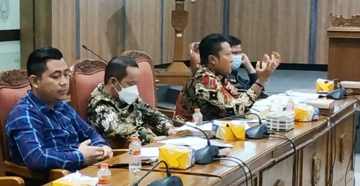 Ketua Fraksi PAN DPRD Kotawaringin Timur, Dadang Siswanto menyampaikan pendapatnya dalam sebuah rapat, Senin (18/10/2021) lalu. (ANT)