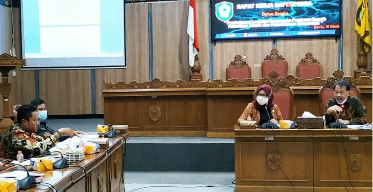 Ketua Bapemperda Handoyo J Wibowo dan Wakil Ketua Bapemperda Darmawati saat memimpin pembahasan Raperda tentang Ketertiban Umum dan Ketenteraman Masyarakat, Senin (18/10/2021) lalu. (ANT)