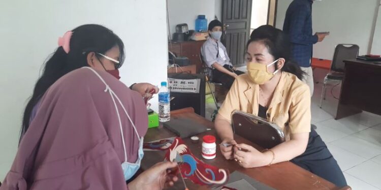 Suasana pelatihan pembuatan kerajinan tangan kepada kaum perempuan di Kelurahan Kuala Kurun, Jumat (8/10/2021) lalu. (MASAPNEWS/GCM)