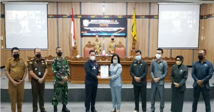 Bupati Halikinnor menyerahkan draf pengantar Rancangan APBD 2022 kepada Ketua DPRD Rinie dalam rapat paripurna DPRD setempat, Senin (4/10/2021). ANT/IST