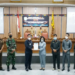 Bupati Halikinnor menyerahkan draf pengantar Rancangan APBD 2022 kepada Ketua DPRD Rinie dalam rapat paripurna DPRD setempat, Senin (4/10/2021). ANT/IST