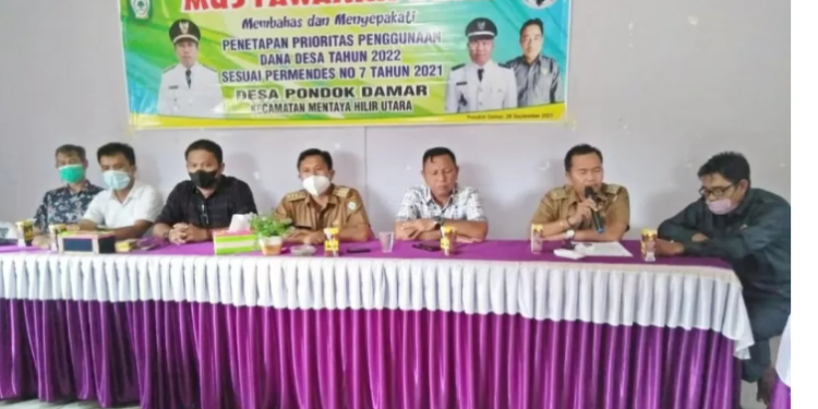 Wakil Ketua DPRD Kotawaringin Timur Rudianur (tiga kanan) saat menghadiri musyawarah desa di Desa Pondok Damar Kecamatan Mentaya Hilir Utara, Selasa (28/9/2021) lalu. ANT/IST