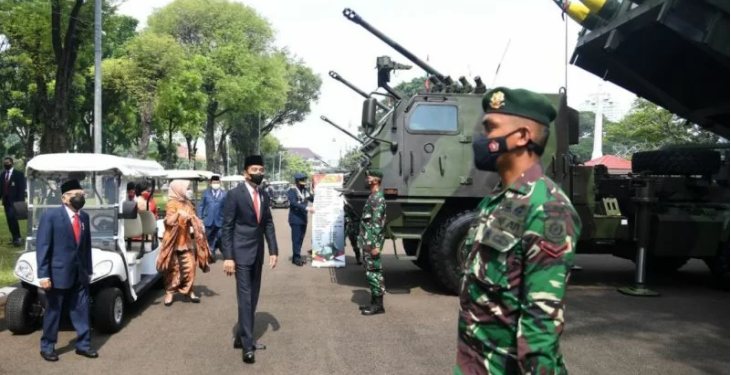 Presiden Joko Widodo beserta Ibu Negara Iriana Joko Widodo dan Wakil Presiden Ma'ruf Amin beserta Ibu Wury Ma'ruf Amin meninjau pameran alutsista di jalan sekitar Istana Kepresidenan, Jakarta, Selasa (5/10/2021). (ANT/IST)
