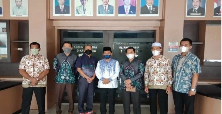 Wakil Ketua II DPRD Kotawaringin Timur Hairis Salamad (tengah) menerima kunjungan kerja rombongan DPRD Kabupaten Hulu Sungai Selatan Kalimantan Selatan, Jumat (22/10/2021). (ANT)