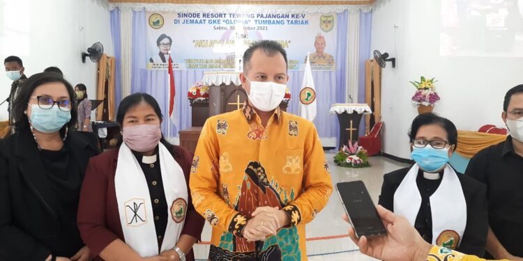 Bupati Gumas, Jaya S Monong didampingi Ketum GKE Pdt. Dr. Simpon F. Lion, M.Th dan lainnya memberi keterangan kepada awak media, usai membuka Sinode Resort ke V GKE Tewang Pajangan, di Gedung GKE Gloria Tumbang Tariak, Kecamatan Kurun, Sabtu (30/10/2021). (MASAPNEWS/GCM)