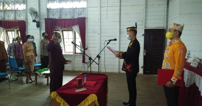 Bupati yang juga selaku Ketua DAD Kabupaten Gumas Jaya S Monong melantik Dadar ML Timbang sebagai Damang Miri Manasa, di Kecamatan Miri Manasa, Jumat (22/10/2021). (Foto : Diskominfosantik Gumas)