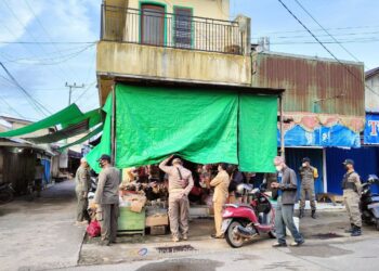 Kegiatan penertiban pedagang yang berjualan diatas bahu jalan di wilayah pasar setempat oleh tim gabungan, Senin (25/10/2021).