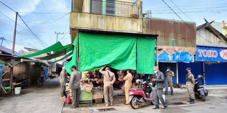 Kegiatan penertiban pedagang yang berjualan diatas bahu jalan di wilayah pasar setempat oleh tim gabungan, Senin (25/10/2021).