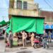 Kegiatan penertiban pedagang yang berjualan diatas bahu jalan di wilayah pasar setempat oleh tim gabungan, Senin (25/10/2021).