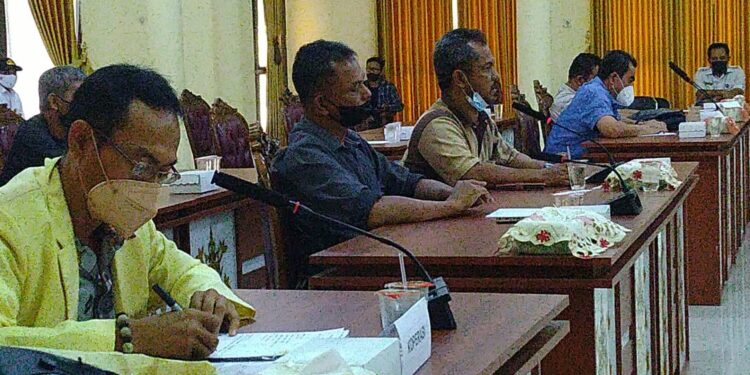 DPRD Kabupaten Lamandau saat menggelar RDP bersama pengurus dan anggota KUD Cipta Bersama Sejati Mandiri di kantor DPRD setempat, Rabu (27/10/2021).