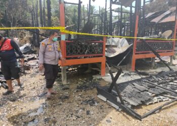 Polisi melakukan olah TKP terhadap kasus penganiayaan hingga membuat satu orang meninggal dunia serta pembakaran rumah di Desa Tanjung Karitak, Kecamatan Sepang, Kabupaten Gunung Mas, Senin (11/10/2021). Foto : Polres Gumas