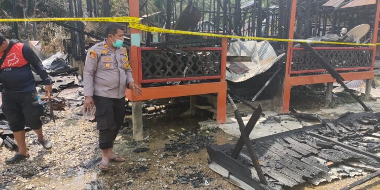 Polisi melakukan olah TKP terhadap kasus penganiayaan hingga membuat satu orang meninggal dunia serta pembakaran rumah di Desa Tanjung Karitak, Kecamatan Sepang, Kabupaten Gunung Mas, Senin (11/10/2021). Foto : Polres Gumas