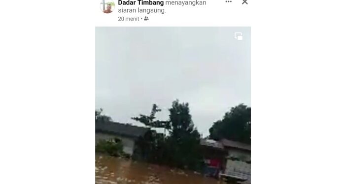 Tangkapan layar akun Facebook Dadar Timbang saat melakukan siaran langsung terkait banjir yang terjadi di Tumbang Napoi, Sabtu (2/10/2021) pagi. (MASAPNEWS)