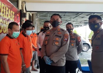 Kapolres Gumas AKBP Irwansah dan jajaran menanyakan sejumlah hal kepada para tersangka narkoba, saat press release di Mapolres setempat, Rabu (6/10/2021). (MASAPNEWS/GCM)