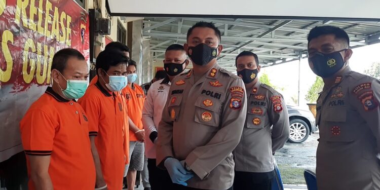 Kapolres Gumas AKBP Irwansah dan jajaran menanyakan sejumlah hal kepada para tersangka narkoba, saat press release di Mapolres setempat, Rabu (6/10/2021). (MASAPNEWS/GCM)