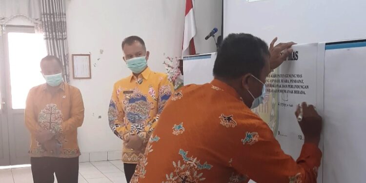 Bupati Gumas Jaya S Monong menyaksikan Camat Rungan Osner Sagala menandatangani komitmen bersama dalam mendukung pembentukan Forum Anak dan langkah-langkah pengembangan Forum Anak Daerah tingkat kecamatan, di Kuala Kurun, Kamis (21/10/2021). (MASAPNEWS/GCM)