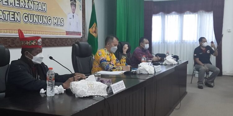 Bupati Gumas Jaya S Monong (tengah) bersama Ketua Umum ICDN Willy M Yoseph (kiri) dan Ketua ICDN Kalteng Aswin Usup saat rakor rencana pembentukan pengurus MHA Kawasan Tumbang Anoi dan sekitarnya serta rencana usulan Hutan Adat Tumbang Anoi dan sekitarnya, di Kuala Kurun, Kamis (28/10/2021). (MASAPNEWS/GCM)