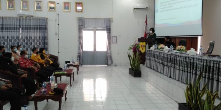 Wabup Gumas Efrensia L.P Umbing saat membuka kegiatan. (Foto : Diskominfosantik Kabupaten Gumas)