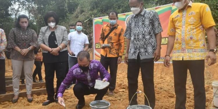 Legislator Gumas Rayaniatie Djangkan (kiri) dan lainnya menyaksikan Bupati Jaya S Monong melakukan peletakan batu pertama gedung GKE Jalemu Masulan, di Desa Jalemu Masulan, Kecamatan Rungan Barat, Minggu (24/10/2021). (IST)