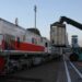 Dokumentasi. Operator alat berat memindahkan kontainer dari truk trailer ke kereta api logistik di Terminal Petikemas Surabaya (TPS), Surabaya, Jawa Timur, Selasa (28/9/2021). (MASAPNEWS/ANT)