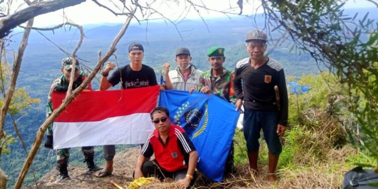 Foto dokumentasi - Pengurus dan Anggota PWI Kabupaten Lamandau bersama TNI hingga warga masyarakat setempat saat berada di Bukit Kubau Desa Lubuk Hiju Kecamatan Menthobi Raya.