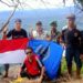 Foto dokumentasi - Pengurus dan Anggota PWI Kabupaten Lamandau bersama TNI hingga warga masyarakat setempat saat berada di Bukit Kubau Desa Lubuk Hiju Kecamatan Menthobi Raya.