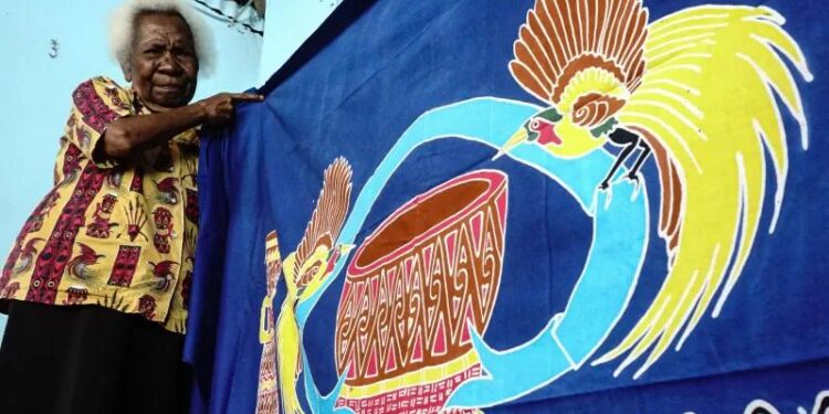 Batik tulis karya Mama Ibo dibentangkan di sanggar Putri Dobonsolo, Kompleks SKB Sentani, Kabupaten Jayapura, Papua, Sabtu (25/9/2021). Pembatik Papua pertama lulusan Irian Jaya Development Foundation (IJDF) 1995 sekaligus pemilik sanggar batik Putri Dobonsolo, Mariana Pulanda Ibo (Mama Ibo) menyiapkan batik tulis motif YONIKY khas Sentani yang nantinya diberikan kepada Presiden Joko Widodo saat pembukaan Pekan Olahraga Nasional (PON) Papua mendatang. (MASAPNEWS/ANT)