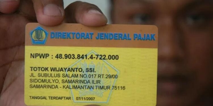 Ilustrasi - Seorang wajib pajak memegang kartu No Pokok Wajib Pajak (NPWP) sistem online di Jakarta, Selasa (30/12). Pemerintah menetapkan tarif fiskal keluar negeri (FLN) bagi wajib pajak orang pribadi dalam negeri yang tak memiliki nomor pokok wajib pajak (NPWP) dan telah berusia 21 tahun ditetapkan sebesar Rp2,5 juta untuk angkutan udara, dan Rp1 juta untuk angkutan laut, untuk tiap kali keberangkatan keluar negeri. (MASAPNEWS/ANT)