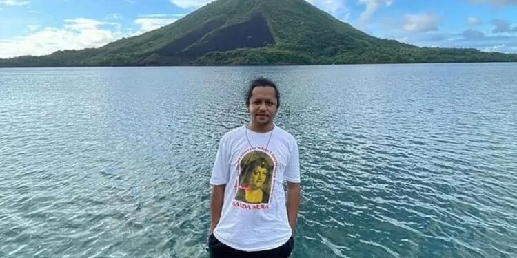 Fotografer asal Maluku, Erzal Umamit berfoto dengan latar belakang Gunung Api Banda. Karya fotonya dengan konsep "digital imaging" menjadi penampilan utama di Eksibisi Biennale Jogja XVI 2021 di Museum Nasional Jogja pada 6-14 Oktober 2021. (Dokumen pribadi)