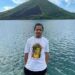 Fotografer asal Maluku, Erzal Umamit berfoto dengan latar belakang Gunung Api Banda. Karya fotonya dengan konsep "digital imaging" menjadi penampilan utama di Eksibisi Biennale Jogja XVI 2021 di Museum Nasional Jogja pada 6-14 Oktober 2021. (Dokumen pribadi)