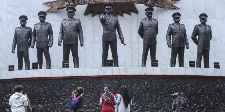 Dokumentasi pengunjung mengamati patung tujuh Pahlawan Revolusi di Monumen Pancasila Sakti, Lubang Buaya, Jakarta Timur, Jumat (1/10/2021). (ANT/MN-2)