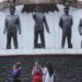 Dokumentasi pengunjung mengamati patung tujuh Pahlawan Revolusi di Monumen Pancasila Sakti, Lubang Buaya, Jakarta Timur, Jumat (1/10/2021). (ANT/MN-2)