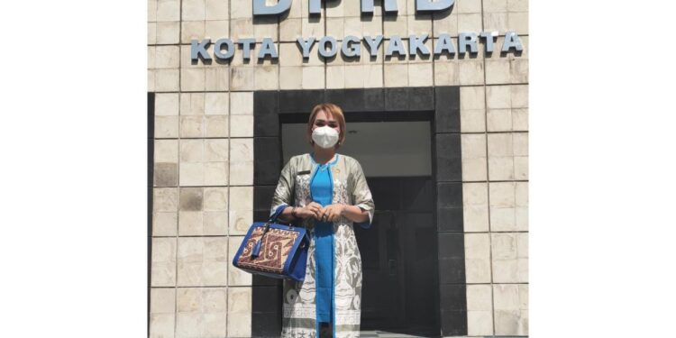 Anggota DPRD Kabupaten Gumas, Cici Susilawati mengenakan batik saat kunjungan kerja ke DPRD Yogyakarta, baru-baru ini. (IST)