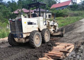 PT HPL melakukan perbaikan ruas jalan Trans Kalimantan Palangka Raya – Kuala Kurun, tepatnya di Desa Tanjung Karitak, Kecamatan Sepang, Kabupaten Gunung Mas, baru-baru ini.