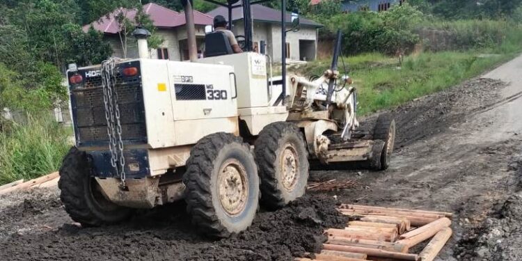PT HPL melakukan perbaikan ruas jalan Trans Kalimantan Palangka Raya – Kuala Kurun, tepatnya di Desa Tanjung Karitak, Kecamatan Sepang, Kabupaten Gunung Mas, baru-baru ini.