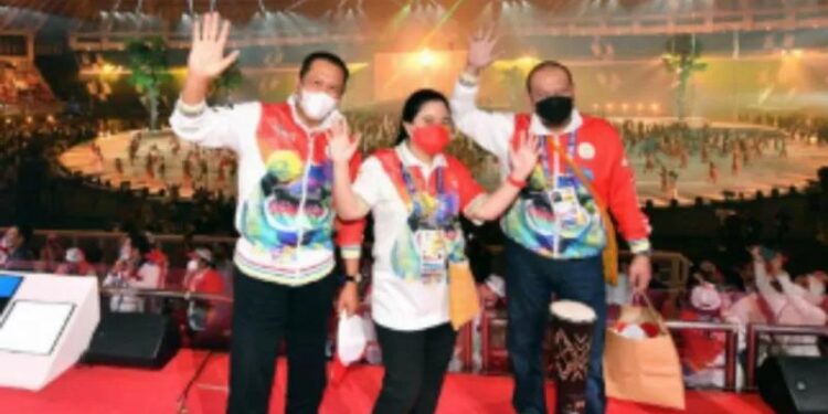 Ketua MPR RI Bambang Soesatyo, Ketua DPR RI Puan Maharani, dan Ketua DPD RI AA LaNyalla Mahmud Mattalitti di Stadion Lukas Enembe, saat Pembukaan PON XX Papua di Jayapura, Sabtu (2/10/2021). (MASAPNEWS/ANT/HO-Humas DPD RI)