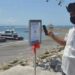 Ilustrasi warga memindai kode batang sertifikat vaksin COVID-19 menggunakan aplikasi PeduliLindungi saat berkunjung di Pantai Sanur, Denpasar, Bali, Kamis (30/9/2021). Penerapan aplikasi PeduliLindungi di objek wisata yang dicanangkan sebagai kawasan zona hijau bebas COVID-19 tersebut untuk menjaga kesehatan masyarakat yang akan berdampak positif bagi pemulihan ekonomi di tempat pariwisata Sanur serta sebagai upaya menekan penyebaran COVID-19. (MASAPNEWS/ANT/Nyoman Hendra Wibowo)