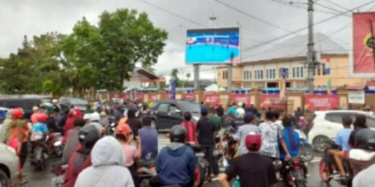 Warga Timika menyaksikan final futsal PON XX Papua melalui videotron di Timika, Minggu (3/10/2021) (MASAPNEWS/InfoPublik)