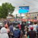Warga Timika menyaksikan final futsal PON XX Papua melalui videotron di Timika, Minggu (3/10/2021) (MASAPNEWS/InfoPublik)