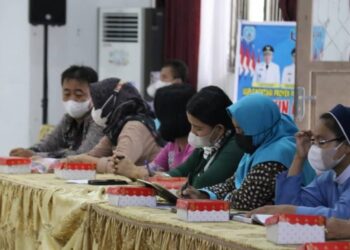 Para tenaga pendidik saat mengikuti sosialisasi strategi optimalisasi kinerja di aula Kantor Kecamatan Bulik, belum lama ini