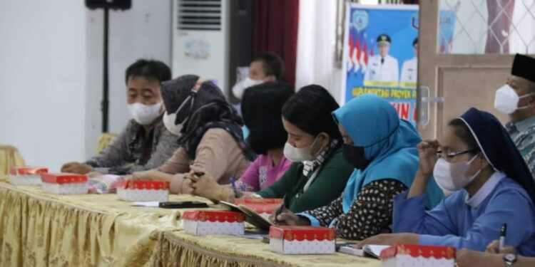 Para tenaga pendidik saat mengikuti sosialisasi strategi optimalisasi kinerja di aula Kantor Kecamatan Bulik, belum lama ini