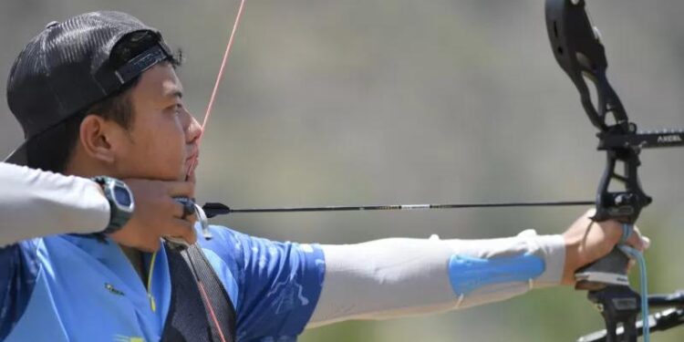 Atlet Jambi M. Hanif Wijaya membidik sasaran saat bertanding melawan atlet Jawa Tengah Alviyanto Bagas pada final panahan recurve putra PON Papua di Lapangan Kampung Harapan, Sentani, Kabupaten Jayapura, Papua, Senin (4/10/2021). Hanif Wijaya berhasil memenangkan pertandingan tersebut dan berhak atas medali emas, sementara Alviyanto Bagas meraih medali perak. (MASAPNEWS/ANT)