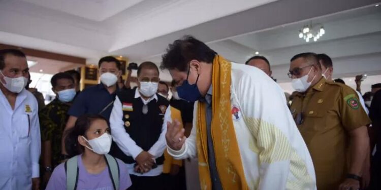 Menteri Koordinator Bidang Perekonomian Airlangga Hartarto (kanan) saat berbincang dengan salah satu masyarakat yang akan mendapatkan vaksinasi di Tribun Lapangan Merdeka, Kota Ambon, Senin (4/10/2021) (MASAPNEWS/ANT/HO-Kemenko Perekonomian)