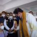 Menteri Koordinator Bidang Perekonomian Airlangga Hartarto (kanan) saat berbincang dengan salah satu masyarakat yang akan mendapatkan vaksinasi di Tribun Lapangan Merdeka, Kota Ambon, Senin (4/10/2021) (MASAPNEWS/ANT/HO-Kemenko Perekonomian)
