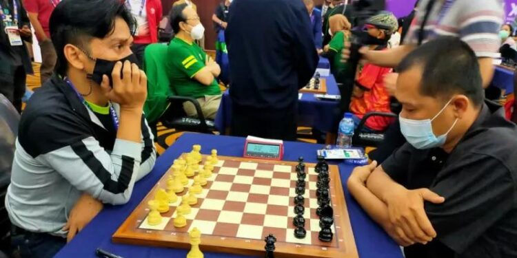Atlet catur Sumatera Barat Ruby Tamono (kiri) berlaga di PON Papua XX 2021 di klaster Merauke (MASAPNEWS/ANT/HO-KONI Sumbar)