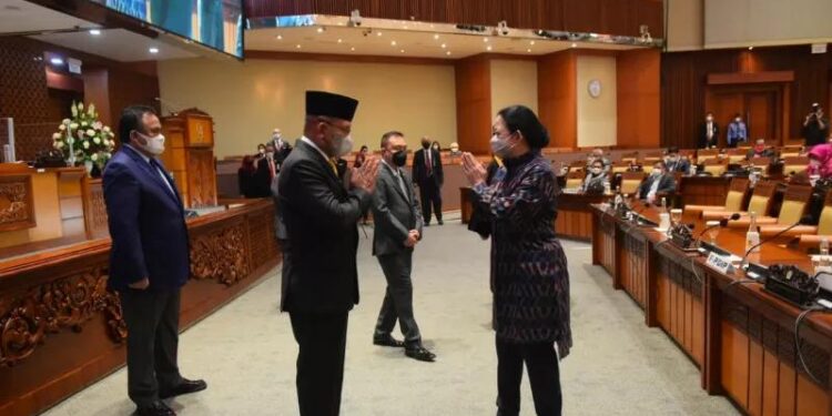 Ketua DPR RI Puan Maharani (kanan) memberikan ucapan selamat kepada Lodewijk Paulus usai dilantik sebagai Wakil Ketua DPR RI, di Kompleks Parlemen, Jakarta, Kamis. (MASAPNEWS/ANT/HO-DPR RI)