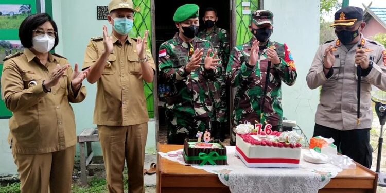 Bupati Gumas Jaya S Monong, Wabup Efrensia L.P Umbing, Kapolres AKBP Irwansah dan lainnya memberi kejutan kepada keluarga besar TNI, di Kelurahan Kampuri, Kecamatan Mihing Raya, Selasa (5/10/2021). (IST)